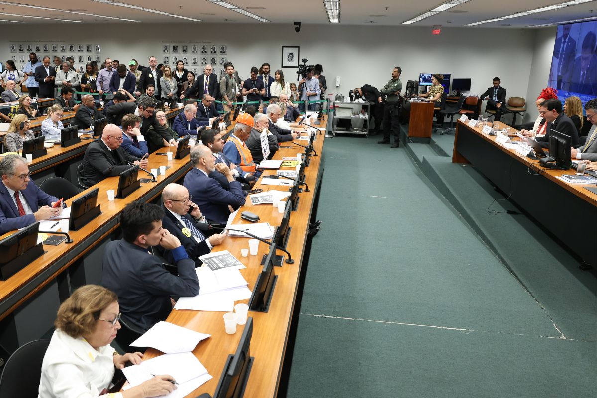 PEC do fim da escala 6×1 avança na Câmara, mas lacunas importantes permanecem