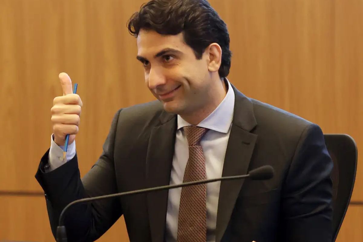 Discussão de projeto que taxa bets e fintechs é adiada para quarta (26) devido a audiência com Gabriel Galípolo