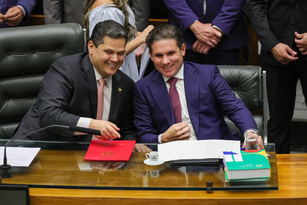 Mais de 80% dos brasileiros avaliam negativamente Hugo Motta e Davi Alcolumbre, aponta AtlasIntel