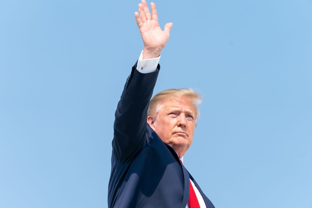 Trump avalia ataque ao Irã enquanto reforço militar dos EUA avança no Oriente Médio