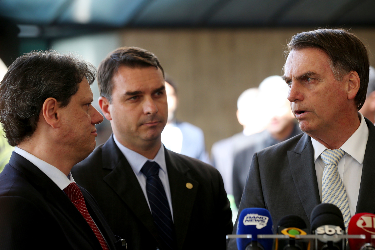 Tarcísio visita Bolsonaro em prisão domiciliar em Brasília