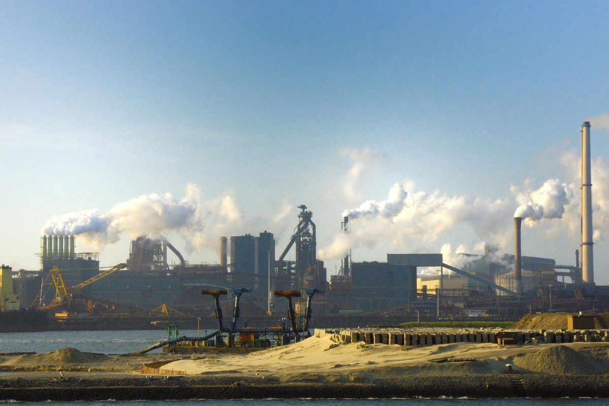 Produção industrial varia 0,1% em março e acumula terceira alta seguida, aponta IBGE