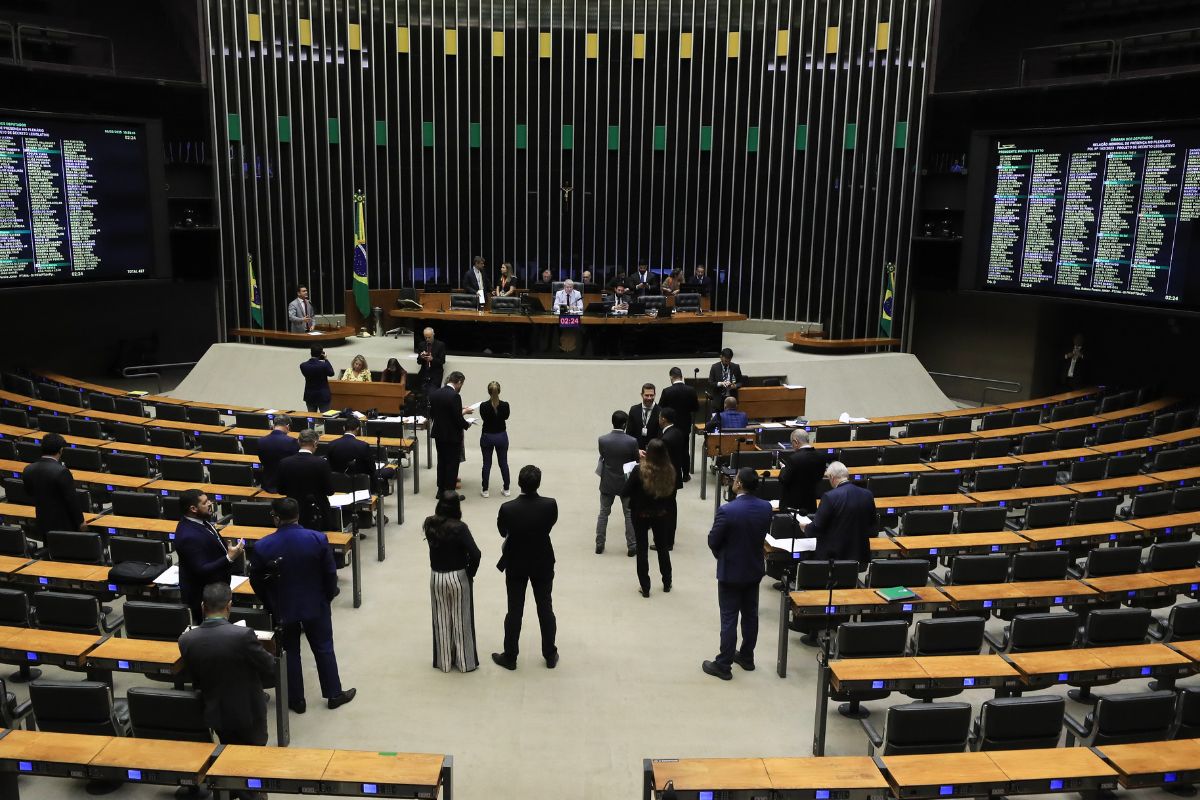 Morning Call: PL Antifacção e Redata são aprovados na Câmara dos Deputados