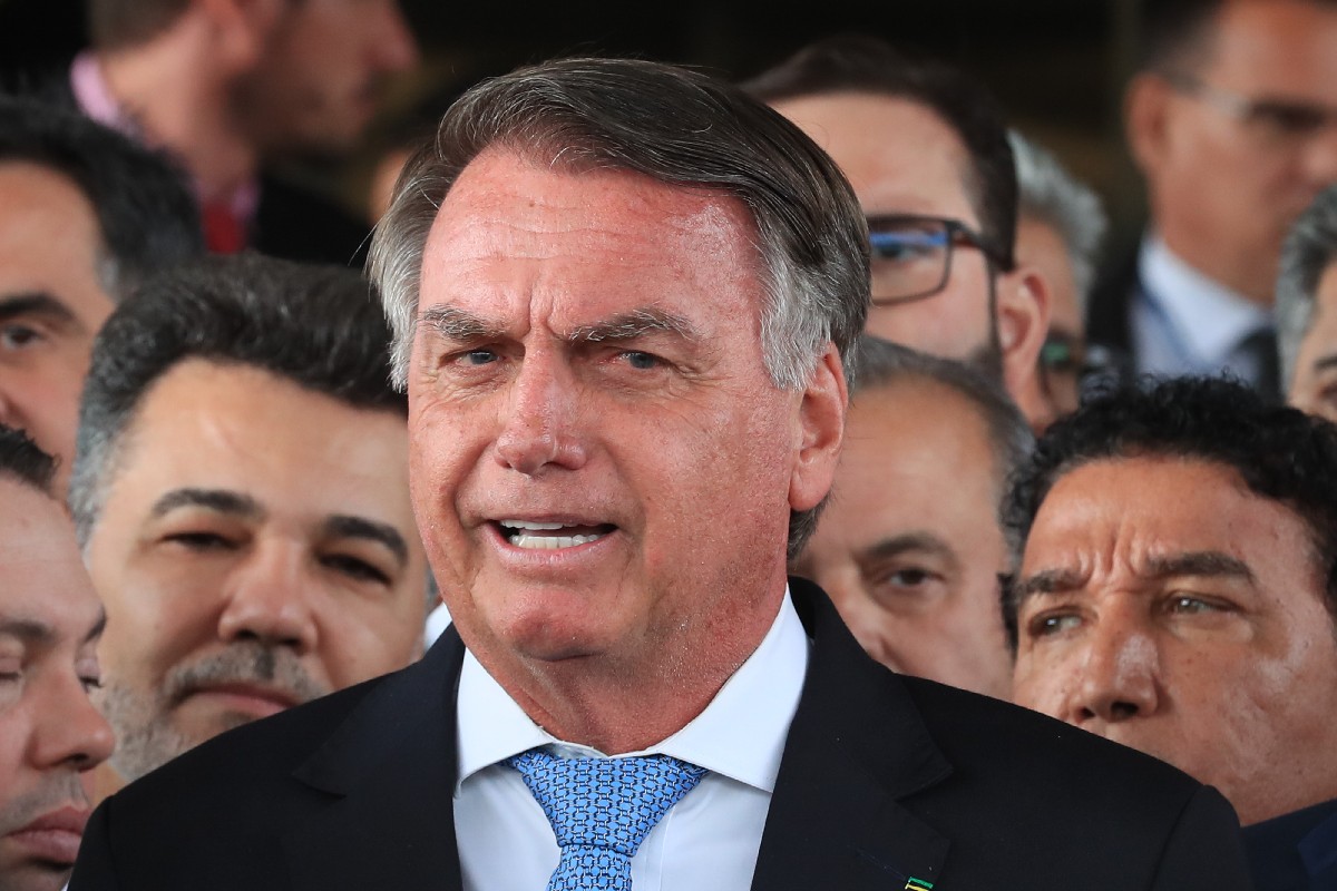 Prisão de Jair Bolsonaro teve como justificativa violação da tornozeleira eletrônica e convocação de Flávio Bolsonaro; entenda