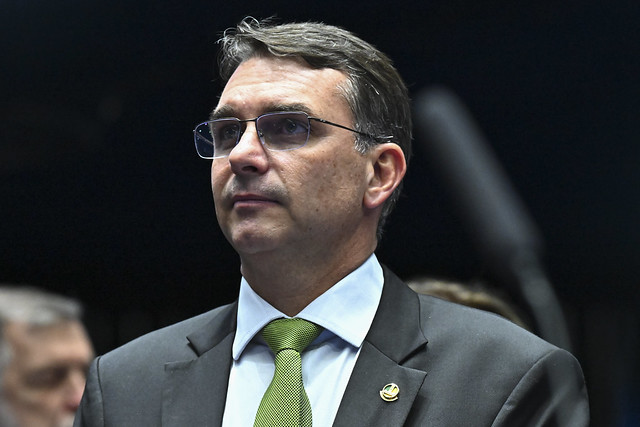 Flávio Bolsonaro diz esperar delação contra Lula após captura de Maduro