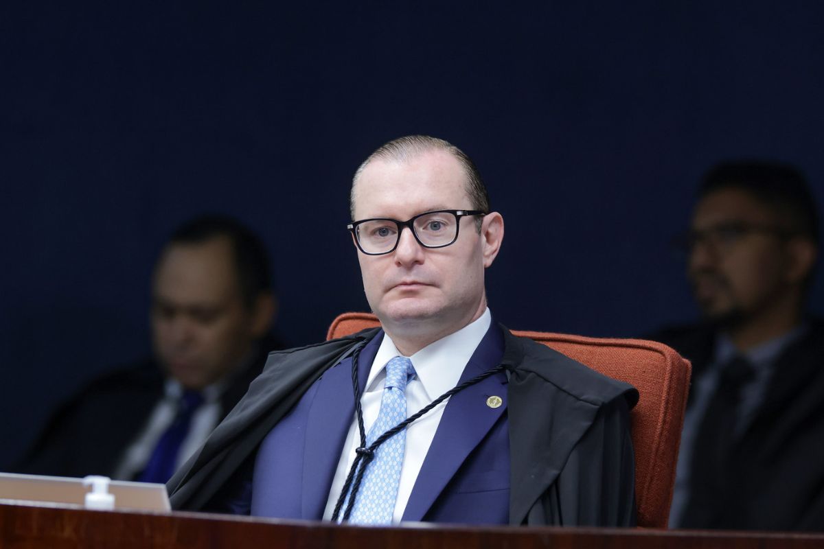 Morning Call: Cristiano Zanin rejeita ação de Rollemberg sobre CPI do Banco Master