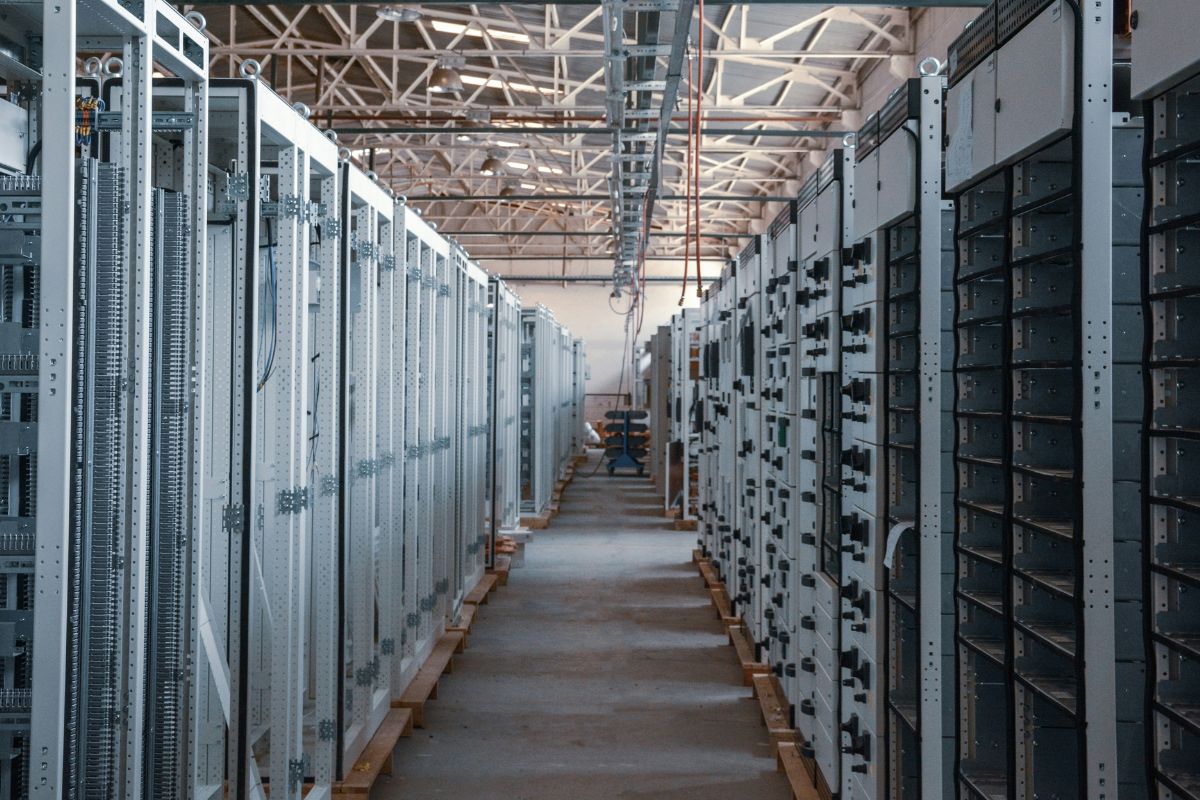 Data centers de IA pressionam energia e ambiente; especialistas apontam riscos reais e limites do crescimento