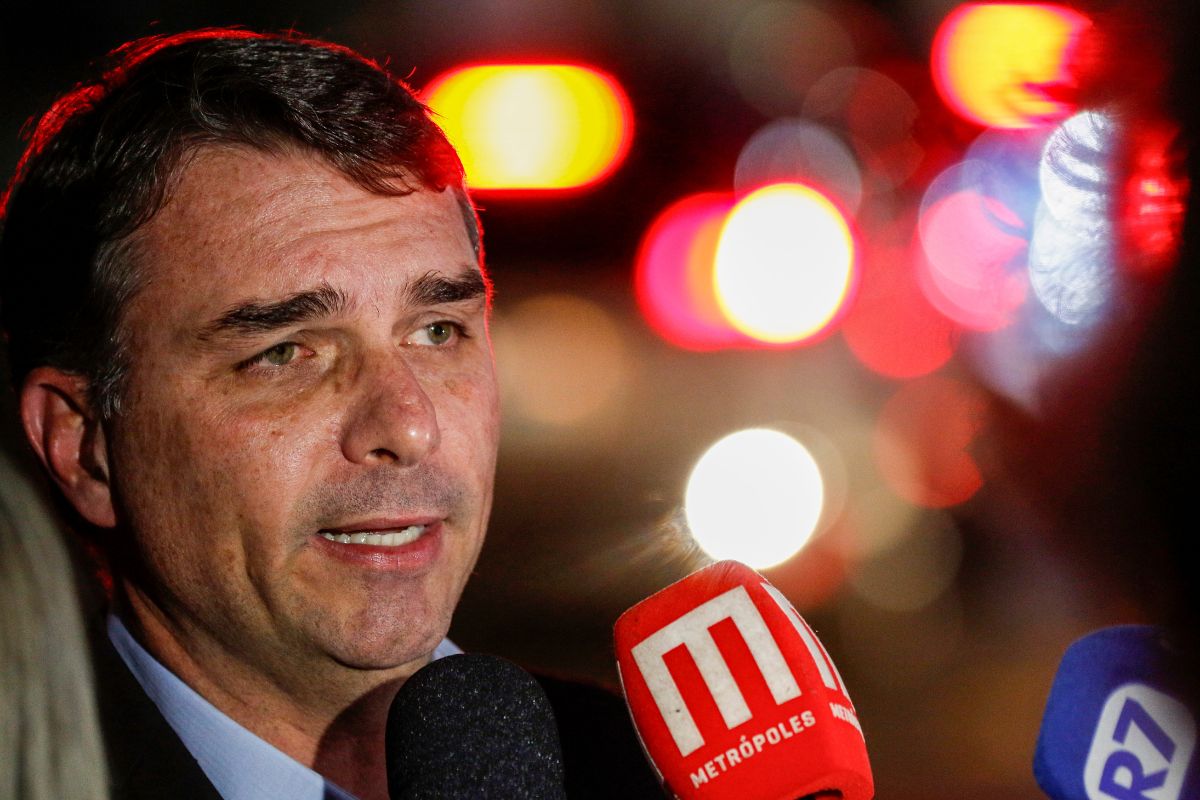 Pressão por CPI do Master aumenta após Flávio Bolsonaro pedir dinheiro a Vorcaro