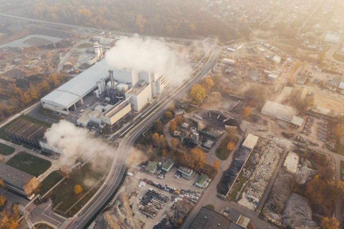 ONU prevê queda global das emissões de carbono antes de 2030, mas ainda não é suficiente para alcançar a meta