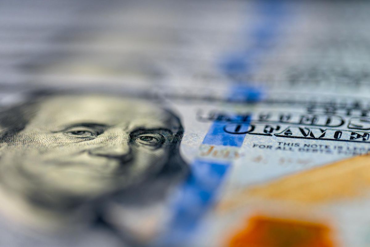 Membro do conselho do Fed afirma que serão necessários quatro cortes de juros em 2026