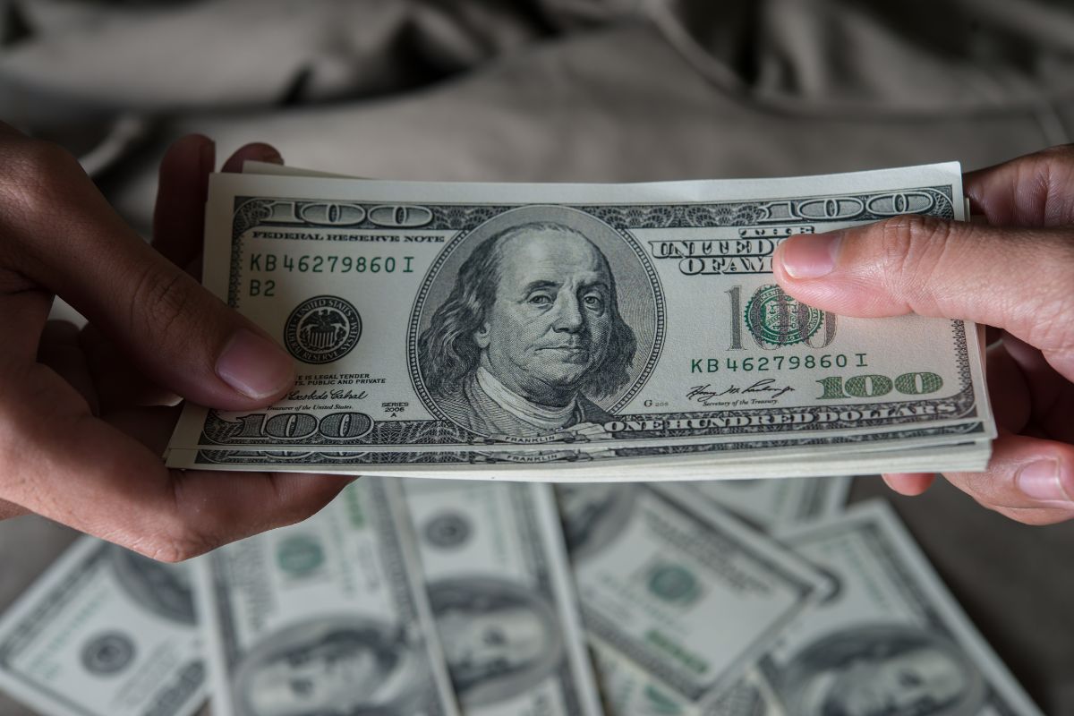 Gastos de brasileiros no exterior batem recorde com queda do dólar
