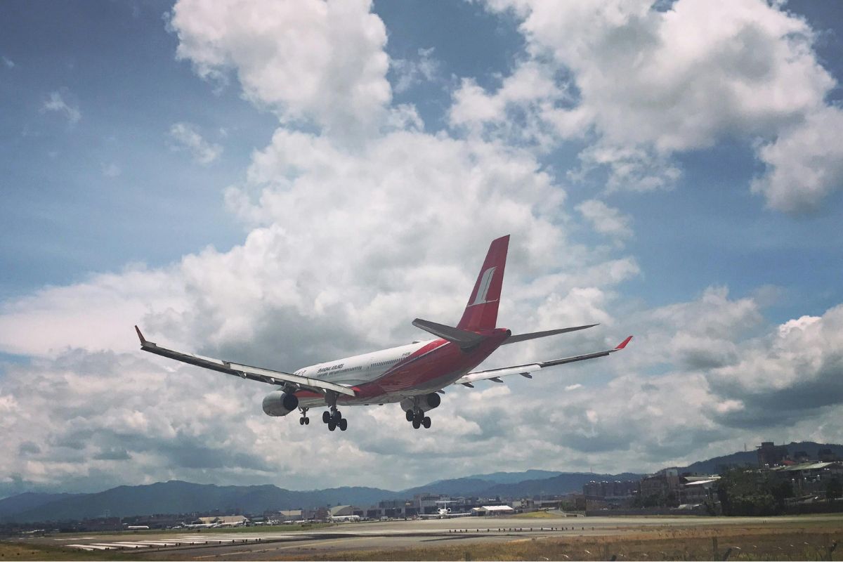Embraer fecha parceria com grupo indiano para produzir aviões regionais no país asiático