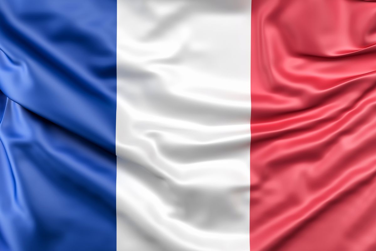 Primeiro-ministro da França renuncia após menos de um mês no cargo