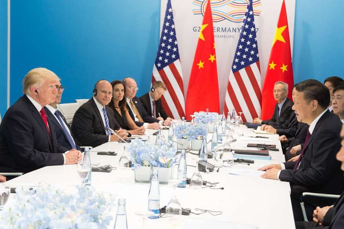 Xi Jinping afirma que China e EUA devem ser “parceiros e não rivais” durante reunião com Trump