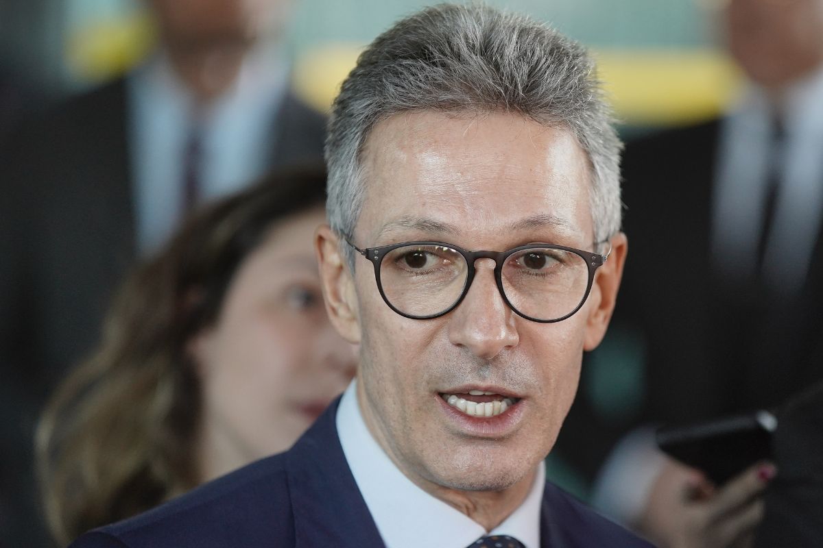 Zema reitera críticas à Flávio Bolsonaro, mas seu envolvimento no caso Master também o prejudica