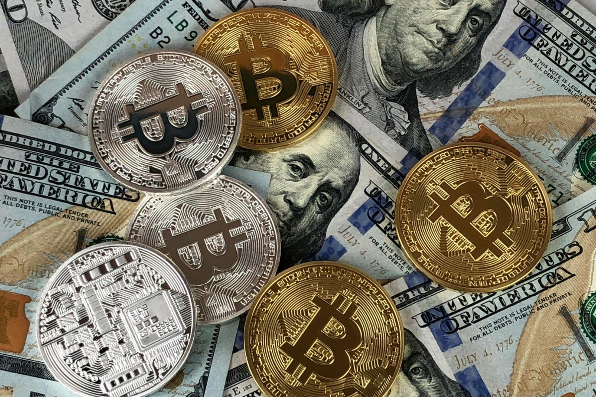 Dólar forte e cautela global derrubam criptomoedas no início de 2026