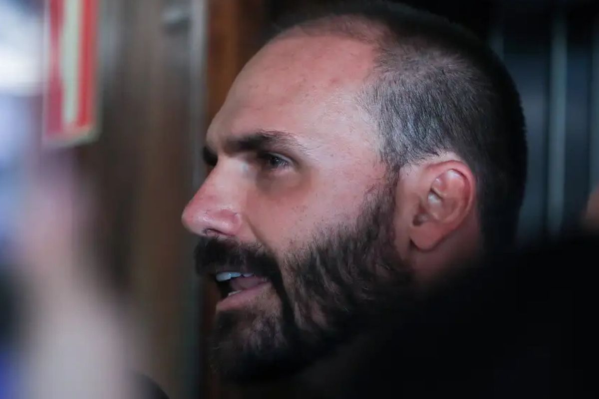 Após perder mandato, Eduardo Bolsonaro é obrigado pela PF a reassumir cargo público; entenda