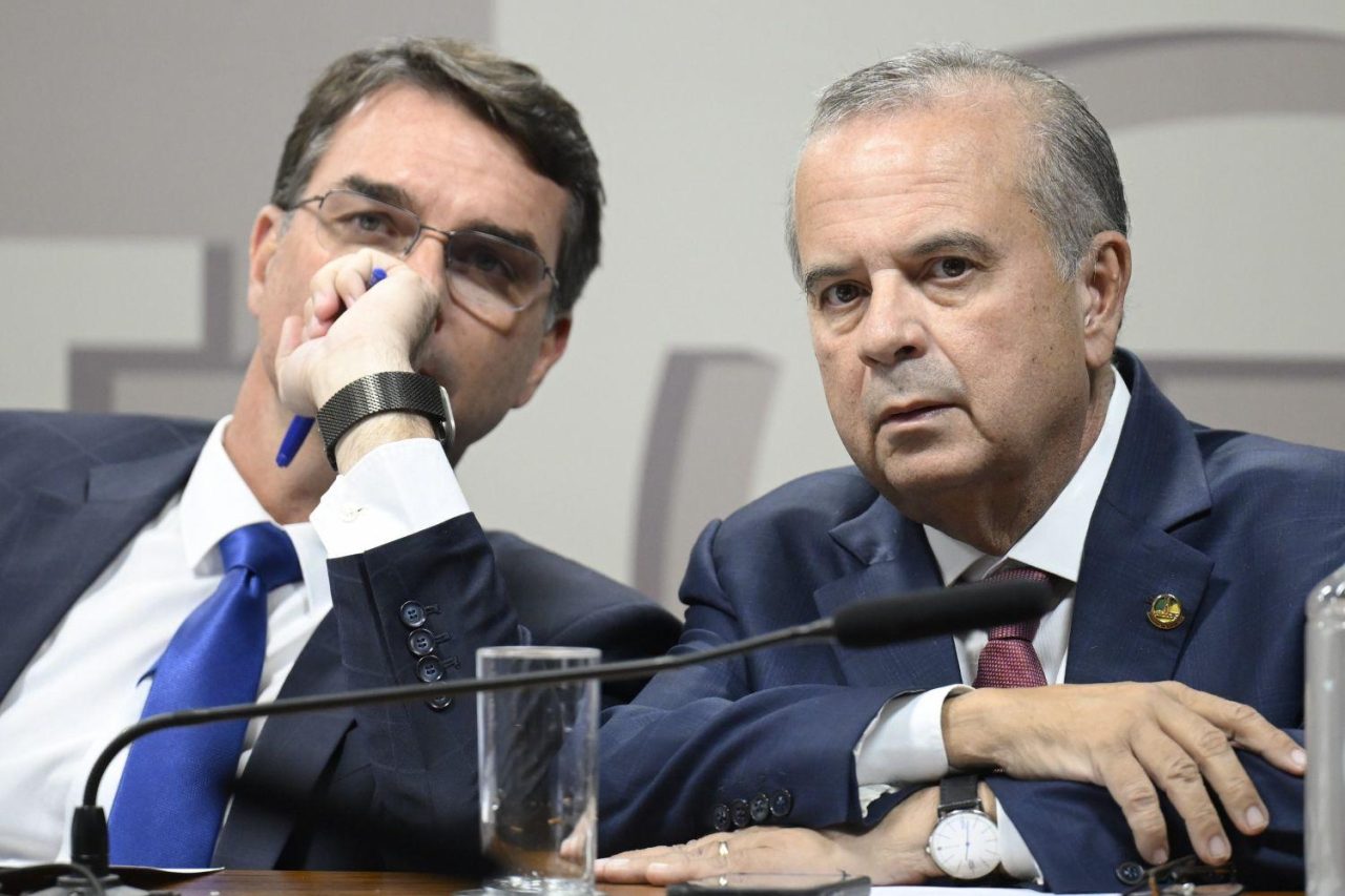 PF investiga Flávio Bolsonaro por uso de dinheiro ilícito de Vorcaro para financiar Dark Horse