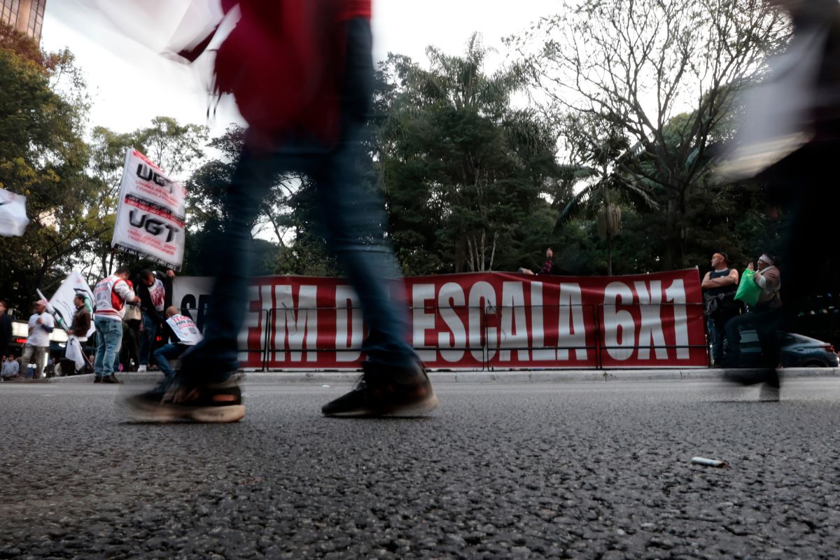 Hugo Motta encaminha à CCJ proposta do fim da escala 6×1; o que acontece agora?