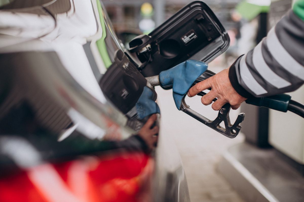 Governo suspende PIS e Confis do diesel em meio à guerra. O que isso impacta?