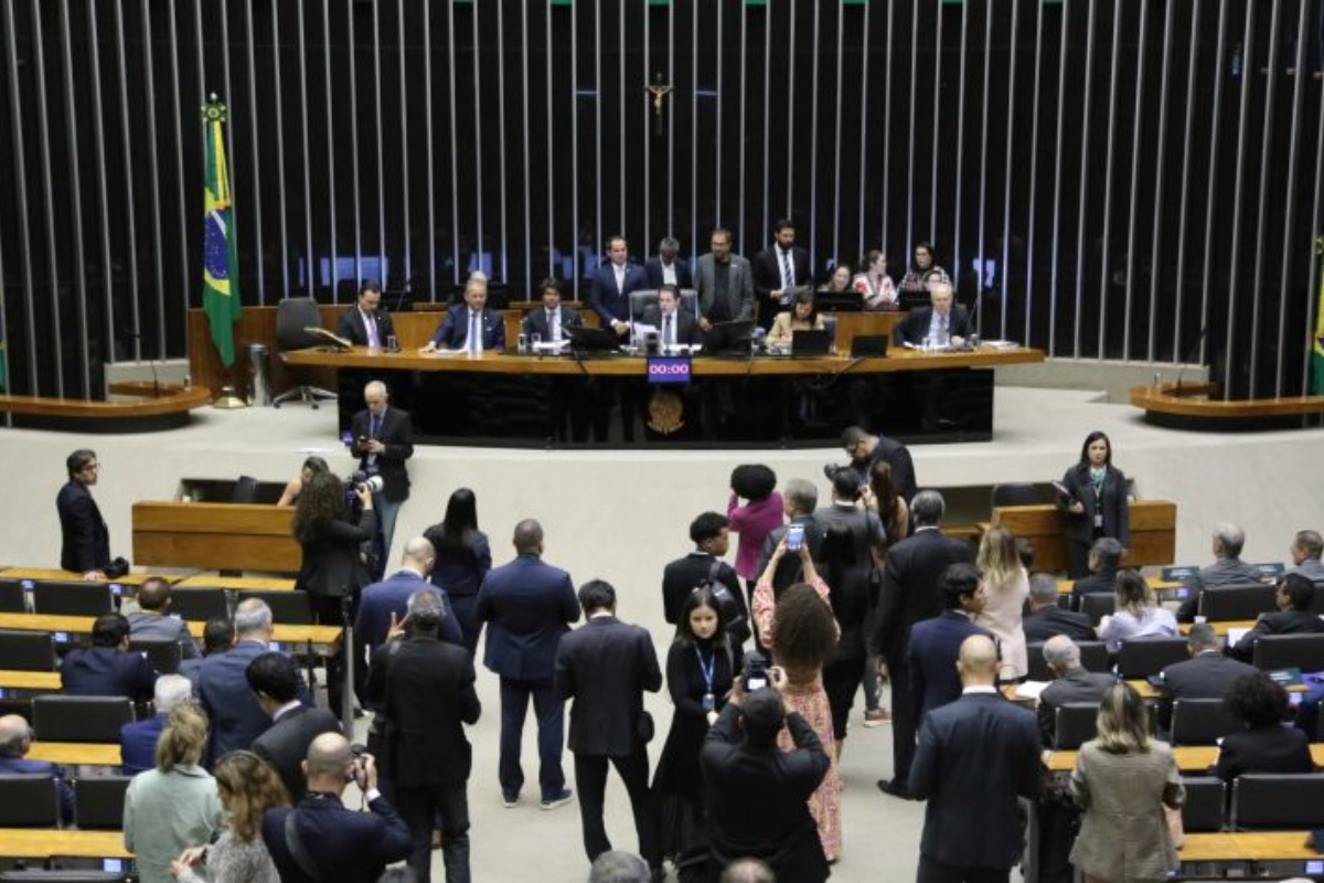 Fim dos supersalários? Reforma Administrativa volta à pauta na Câmara
