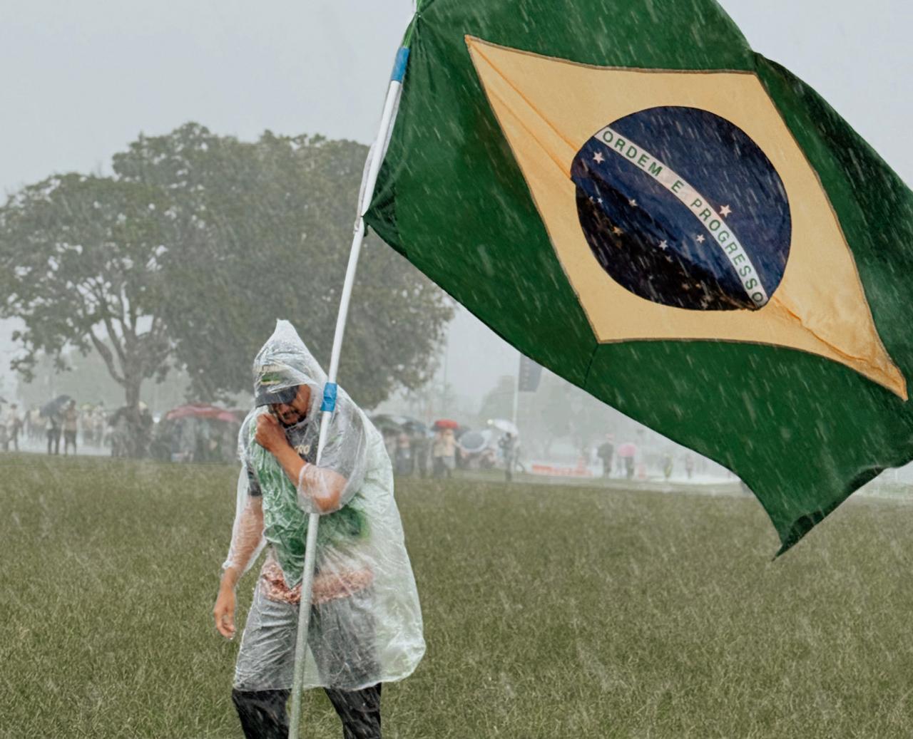 Chuva, palavras de ordem e resistência: a caminhada política de Nikolas