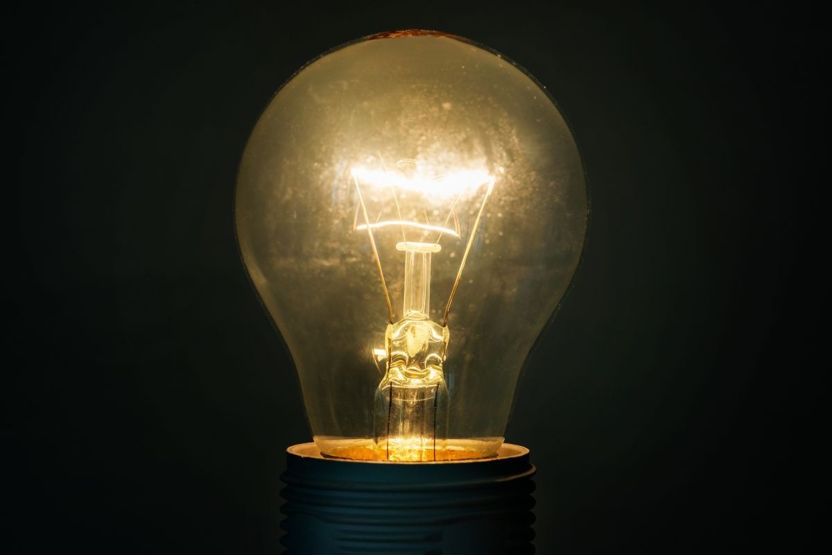 Falta de energia pode gerar abatimento na conta? Entenda quando o desconto é aplicado