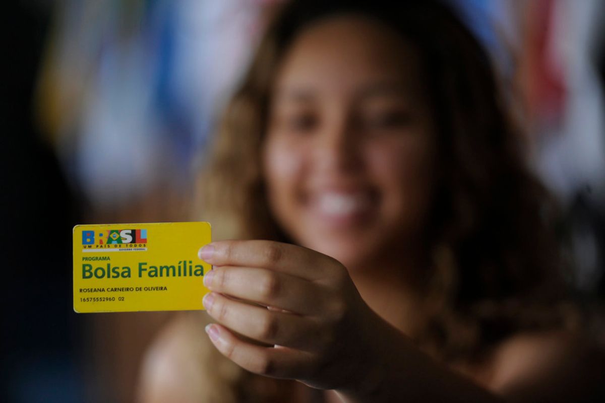 Governo inicia repasses do Bolsa Família referentes a janeiro; veja datas