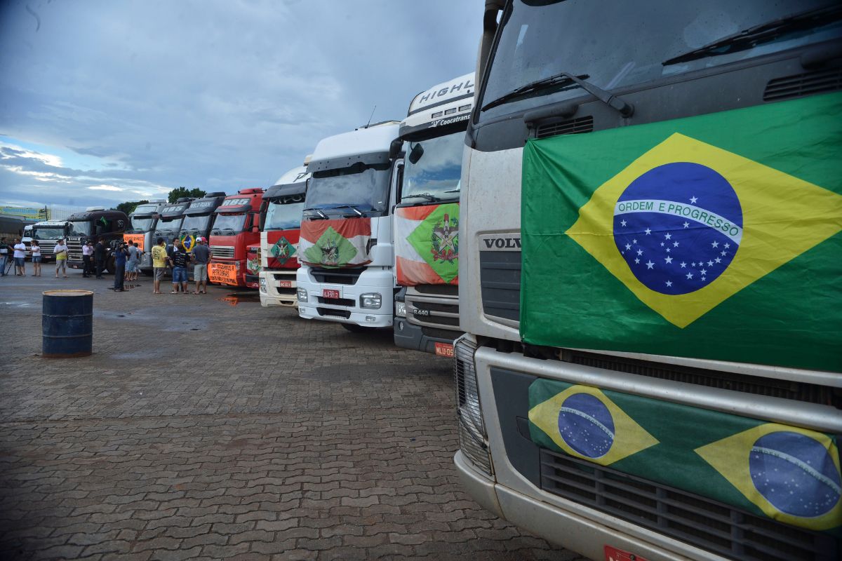 Senado aprova MP do Piso do Frete e Lula tenta acenar aos caminhoneiros bolsonaristas