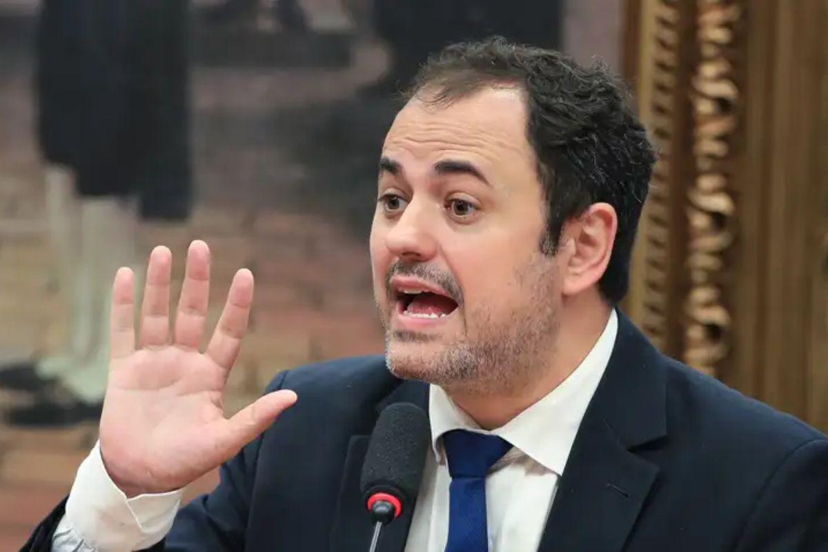 URGENTE: Sessão da Câmara sobre PL da Dosimetria é interrompida com discussão e Glauber Braga é retirado à força