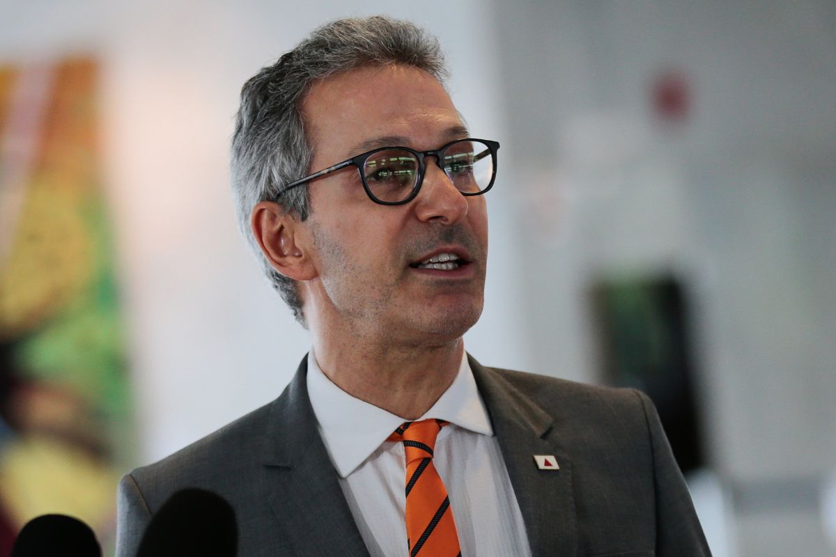 Zema volta a atacar STF e associa ministros a Vorcaro