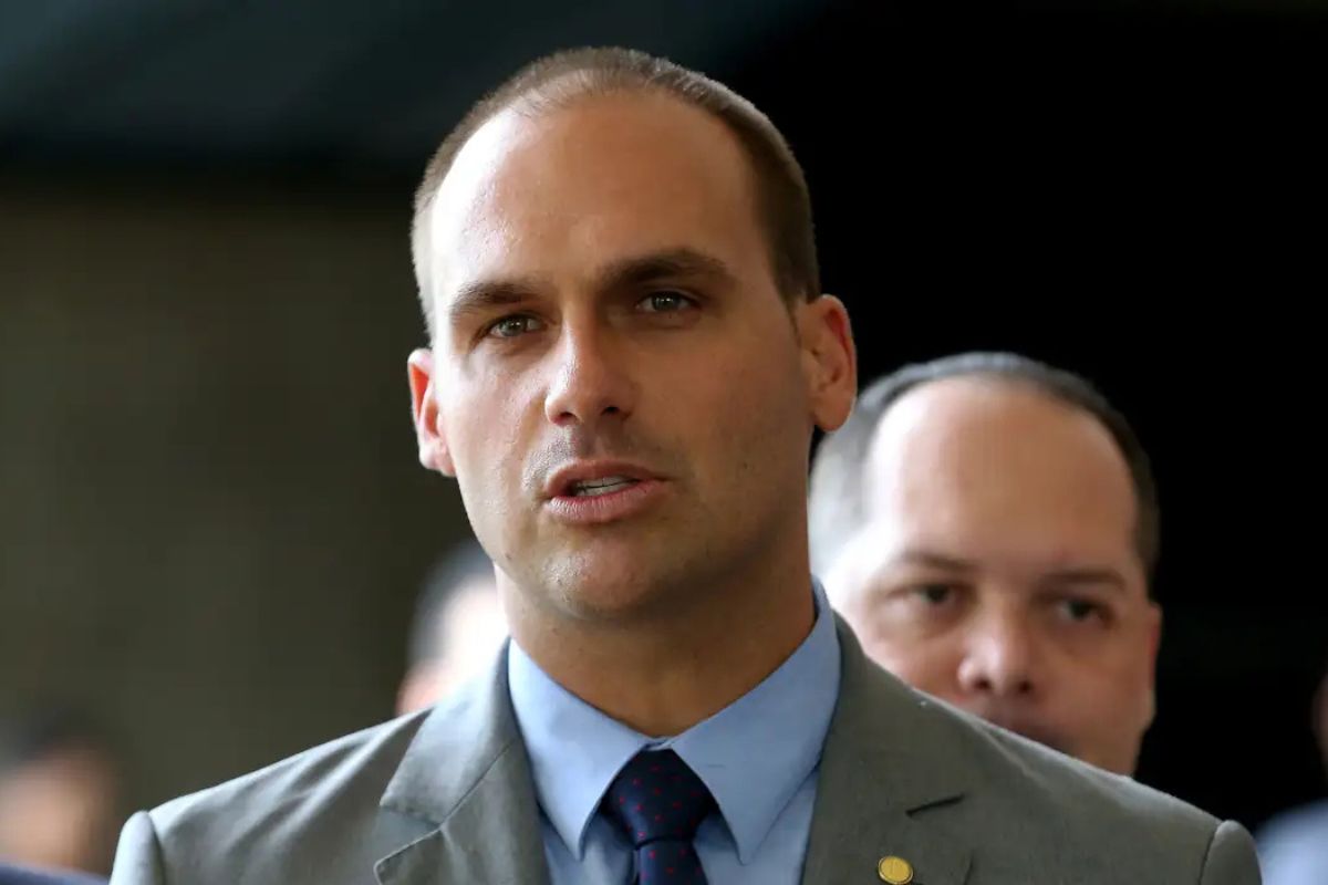 Eduardo Bolsonaro sinaliza apoio a Tarcísio em 2026, mas mantém críticas ao governador