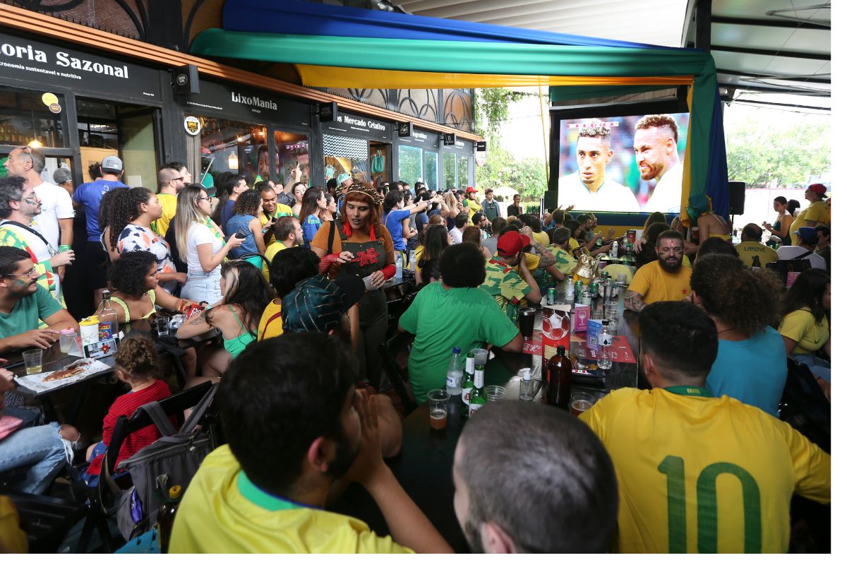 Brasileiros planejam gastar mais com alimentação e bebida durante Copa do Mundo de 2026