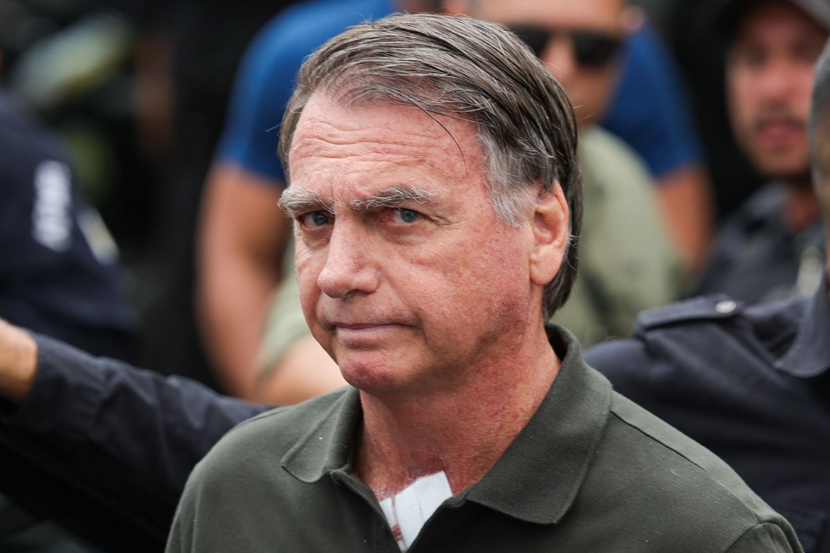 Bolsonaro passa por cirurgia no ombro e inicia recuperação sob monitoramento