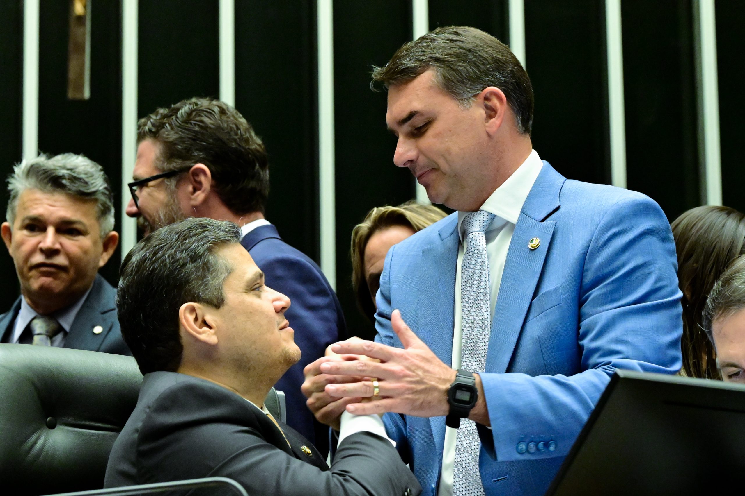 Aniversariante do dia, Flávio Bolsonaro quer presentear pai derrubando veto ao PL da Dosimetria