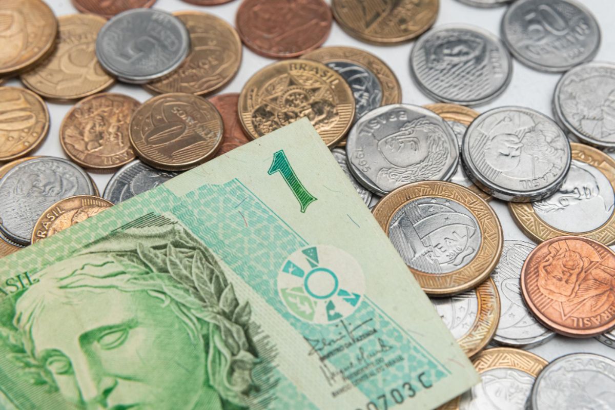 Quantas e quais moedas circularam no Brasil até a adoção do real?