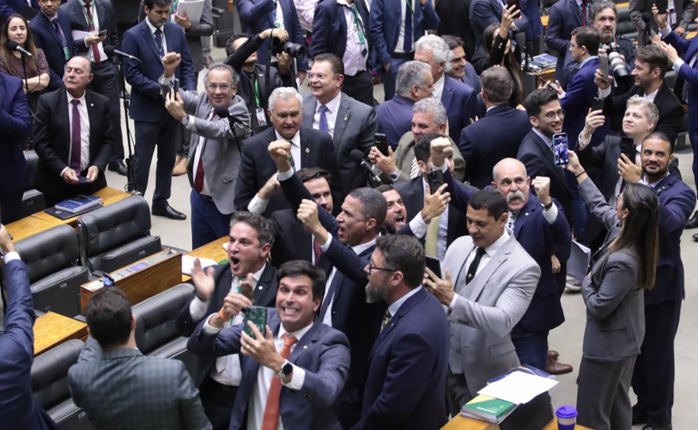 Com folga de votos, Câmara aprova texto-base do PL Antifacção