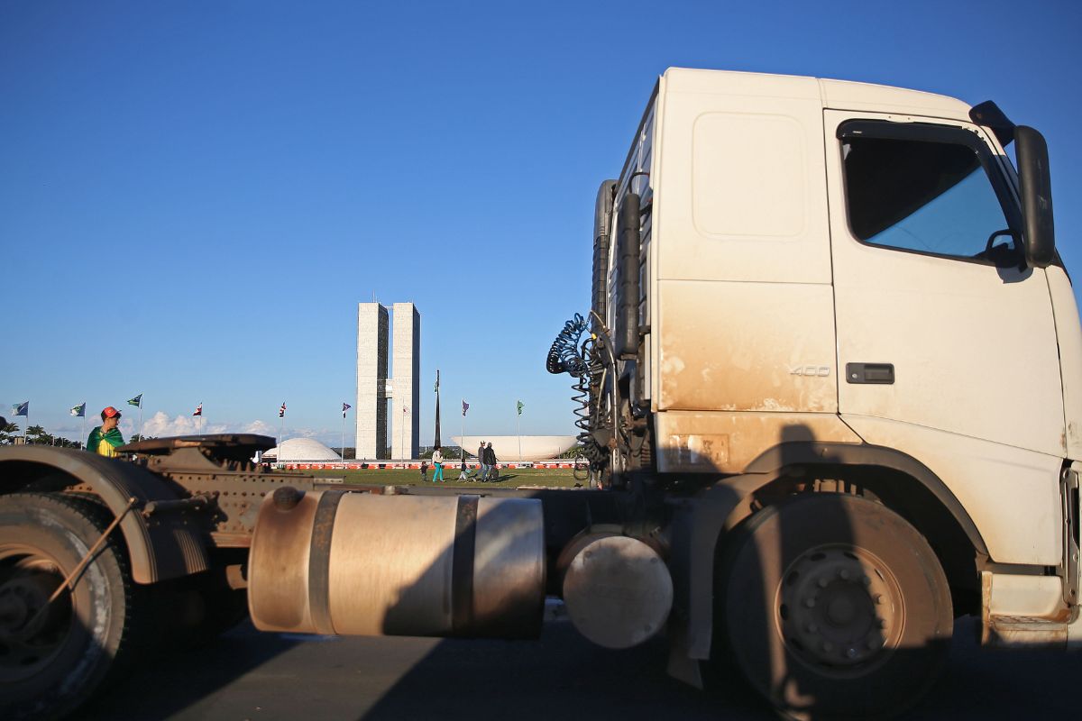Morning Call: alta no diesel gera tensão e pode levar caminhoneiros à paralização