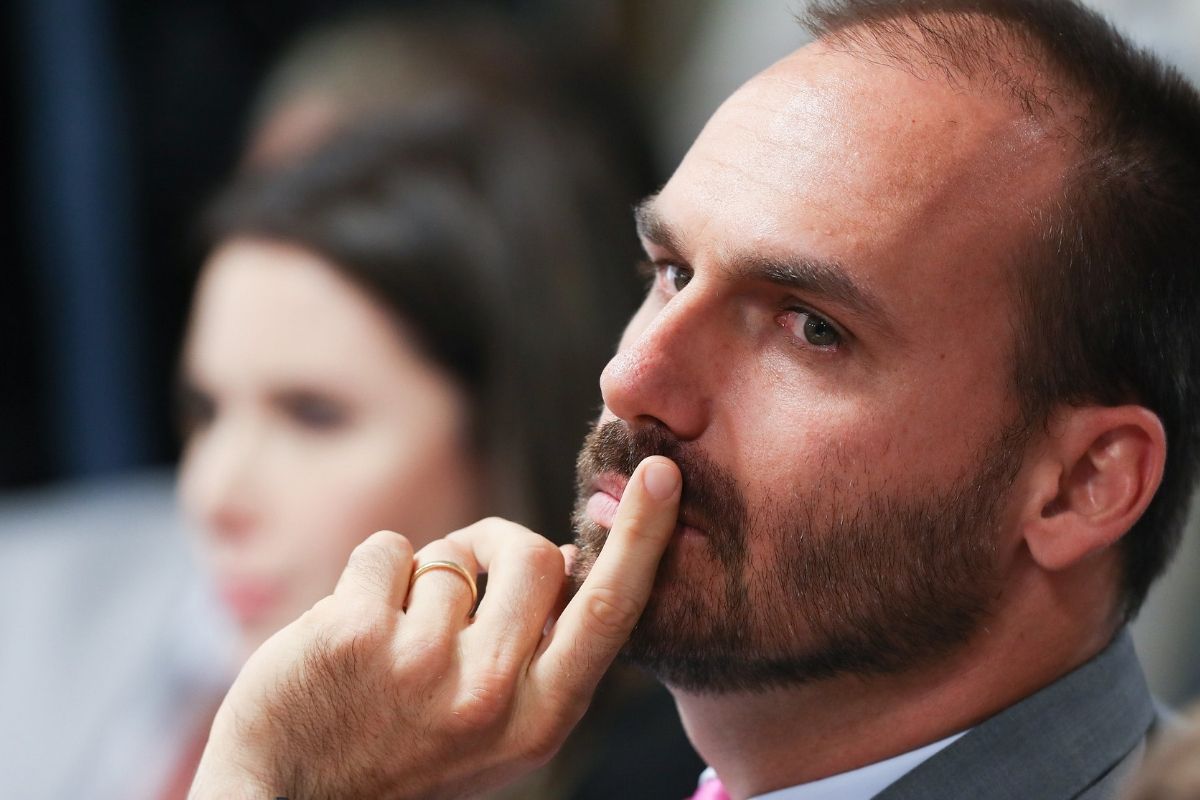 Moraes vota para avançar denúncia contra Eduardo Bolsonaro; entenda