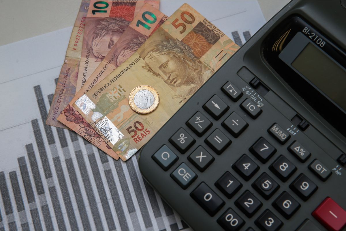 O que é superávit e déficit fiscal e por que o mercado reage a esses dados?
