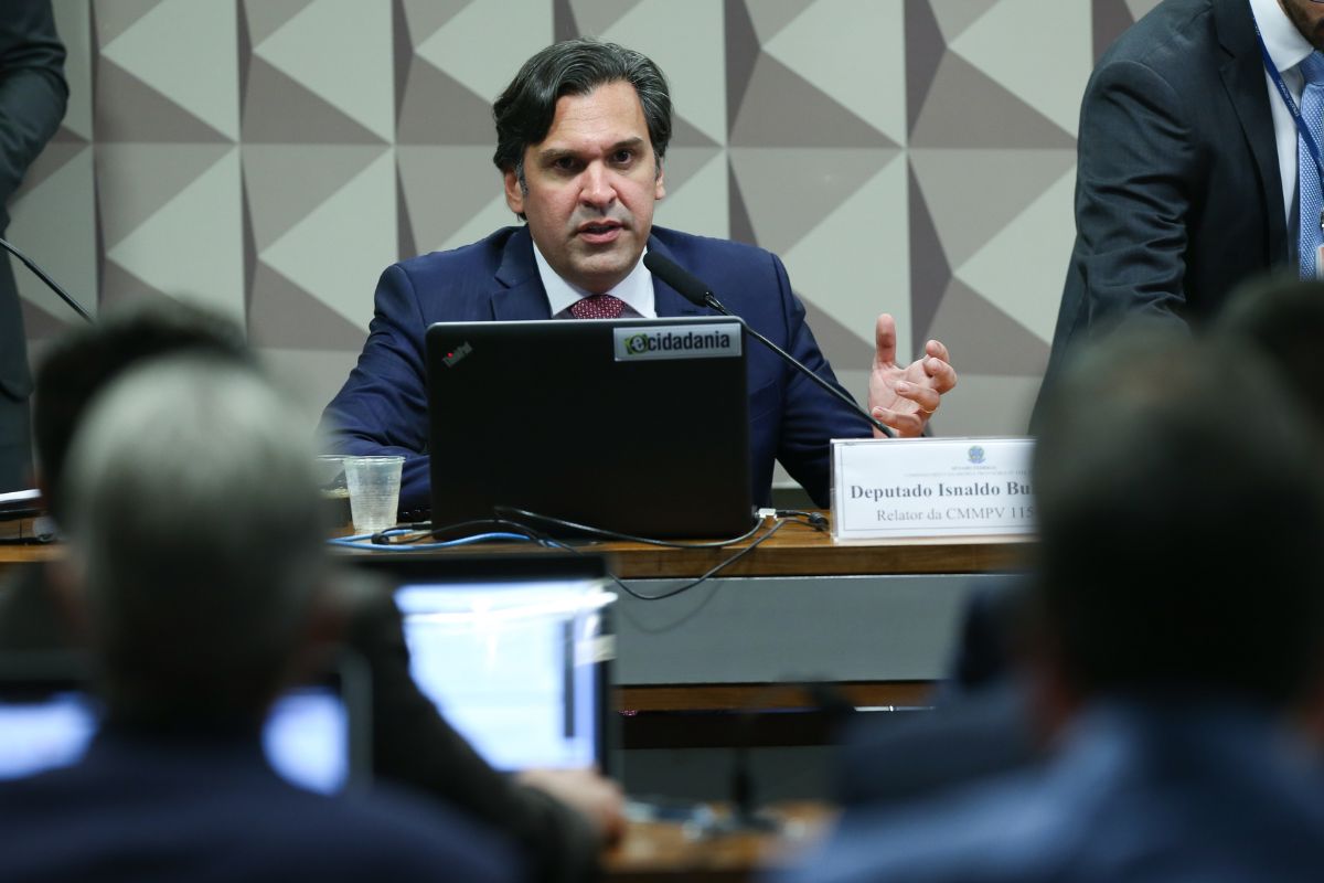 Parecer do Orçamento prevê superávit de R$ 34,5 bilhões e R$ 61 bilhões em emendas