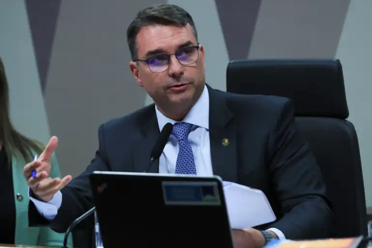 Flávio Bolsonaro consegue assinaturas e aprova PEC que veda reeleição do presidente