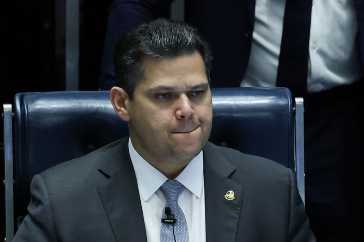 Davi Alcolumbre abre o Senado para conduzir exposição sobre o nazismo