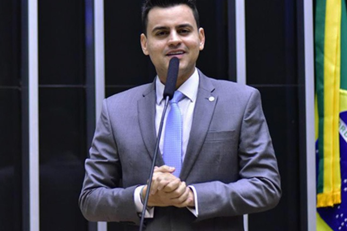 Deputado destina emendas para cidades que contrataram cantor do qual é sócio
