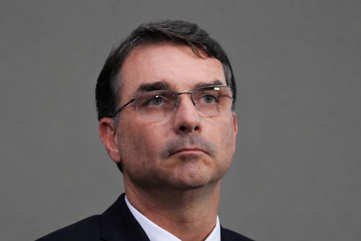Qual imagem Flávio Bolsonaro quer passar ao STF?
