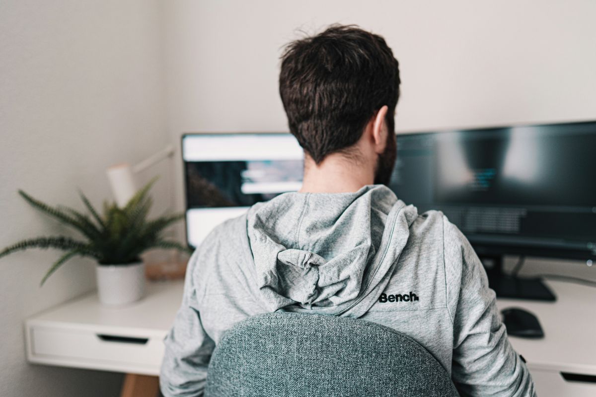 Home office para economizar combustível? Entenda o plano sugerido pela UE