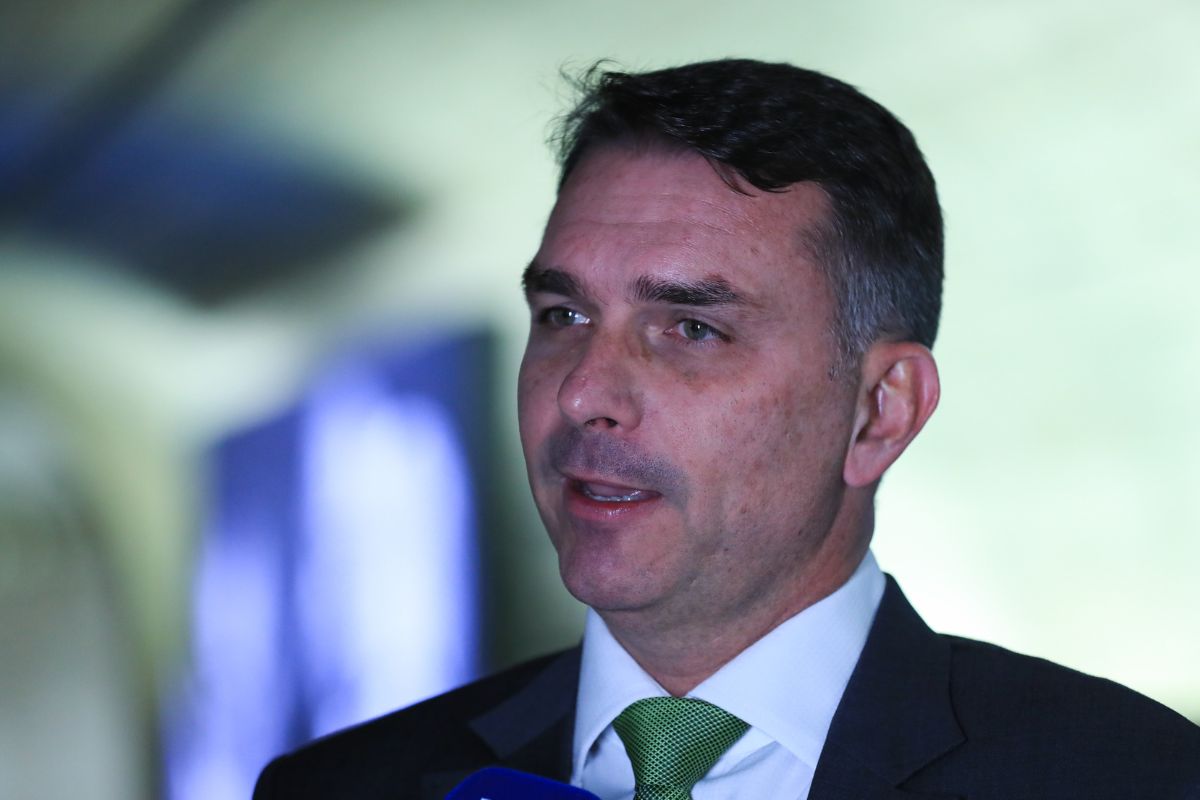 Encontro entre Flávio Bolsonaro e presidentes do PP e União não garante alianças; entenda