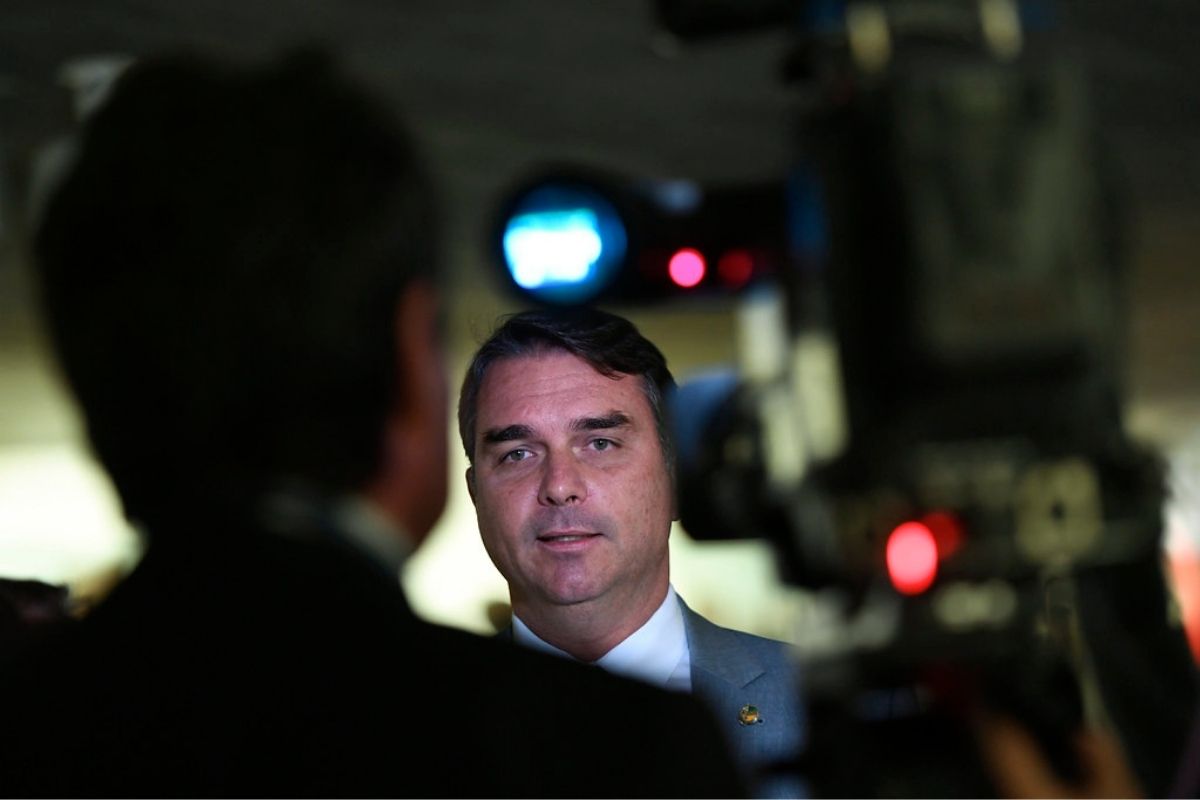 Justiça aciona PF para apurar postagens de Flávio Bolsonaro sobre Lula