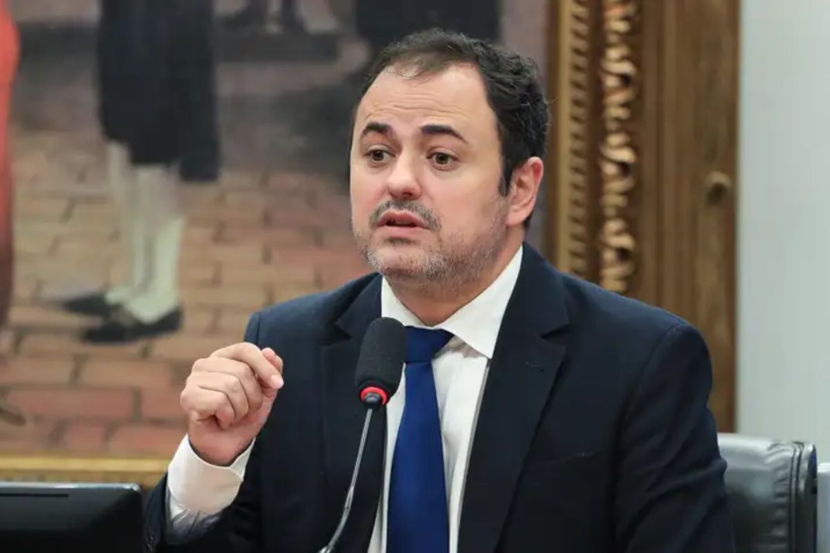 Mandato de Glauber Braga é suspenso por seis meses após votação na Câmara