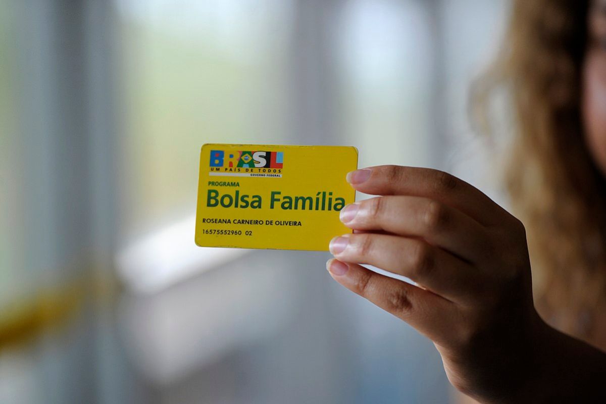 Bolsa Família de dezembro começa a pagar dia 10: veja como e quando sacar
